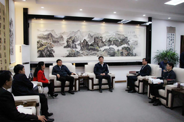 贵州省教育厅厅长邹联克到六盘水市第二中学进行夜访