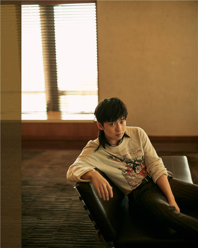 董子健时尚大片解锁新造型 复古小辫带来视觉冲击