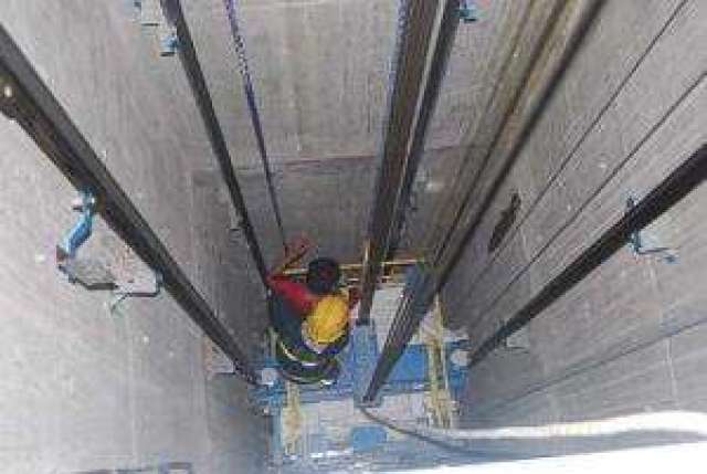 室外弱电井漏水怎么办