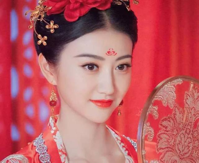 戚薇怒认割双眼皮,这些明星双眼皮也是割的,网