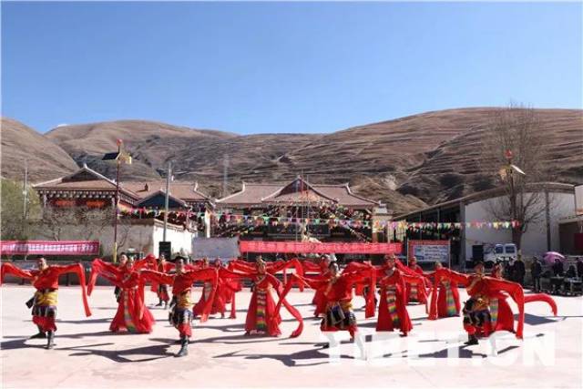 年甘孜州优秀文艺节目赴基层演出"巡演活动深入到炉霍县新都镇,朱倭镇