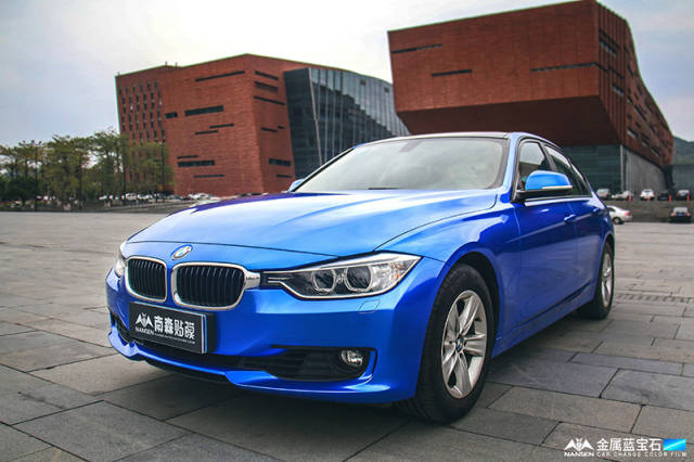 宝马320i贴膜改色金属蓝宝石色