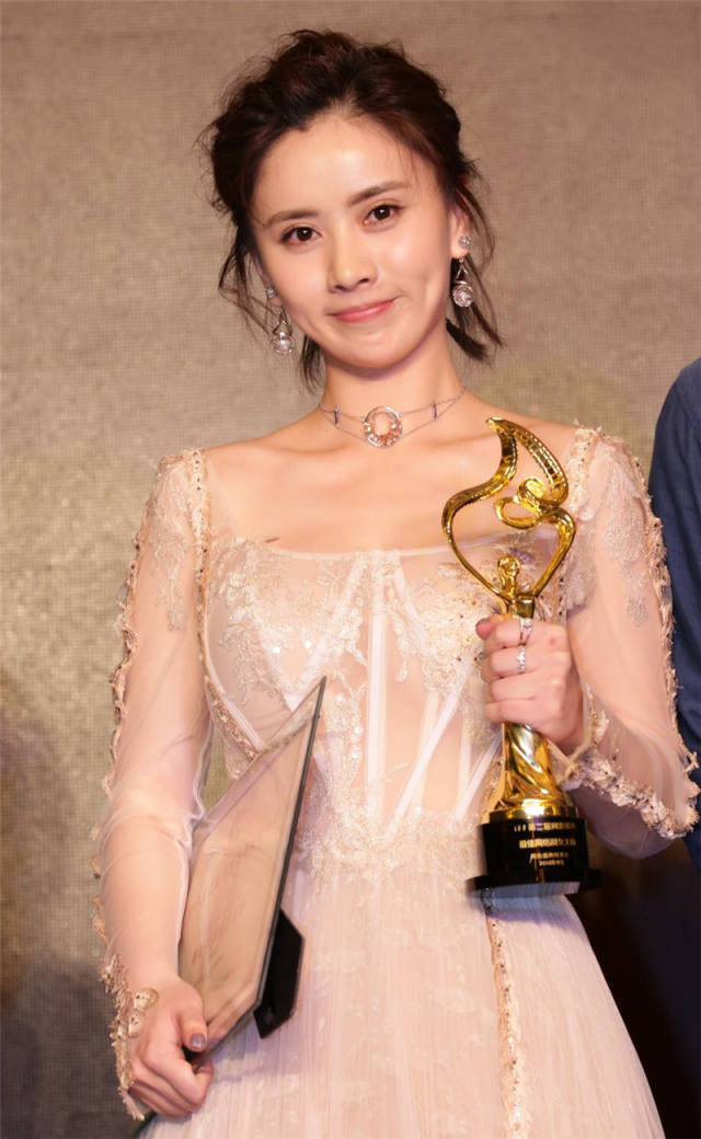 梁缘亮相电影节网影盛典最佳网络剧女主角加身