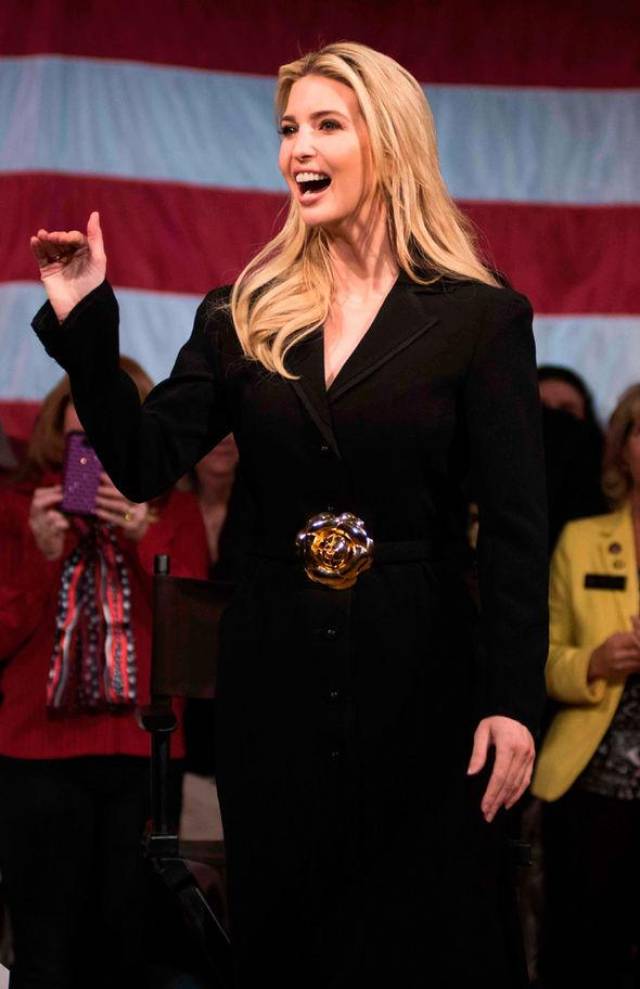 伊万卡到基层宣扬减税,穿金花腰带黑色套装很迷人