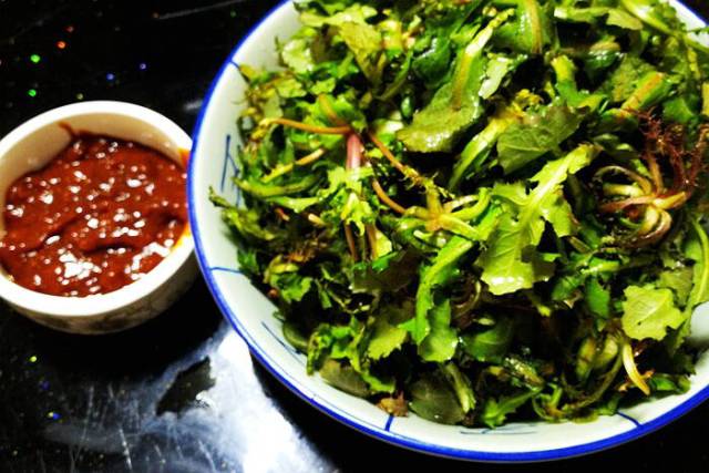野菜蘸大酱:这种野菜有比较重的苦味,正好,苦味必定护肝,在山东,顿顿