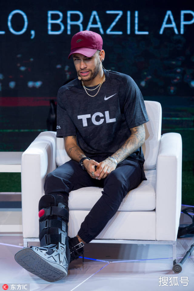 内马尔拄拐出席代言活动 养伤期间好像又长帅了?