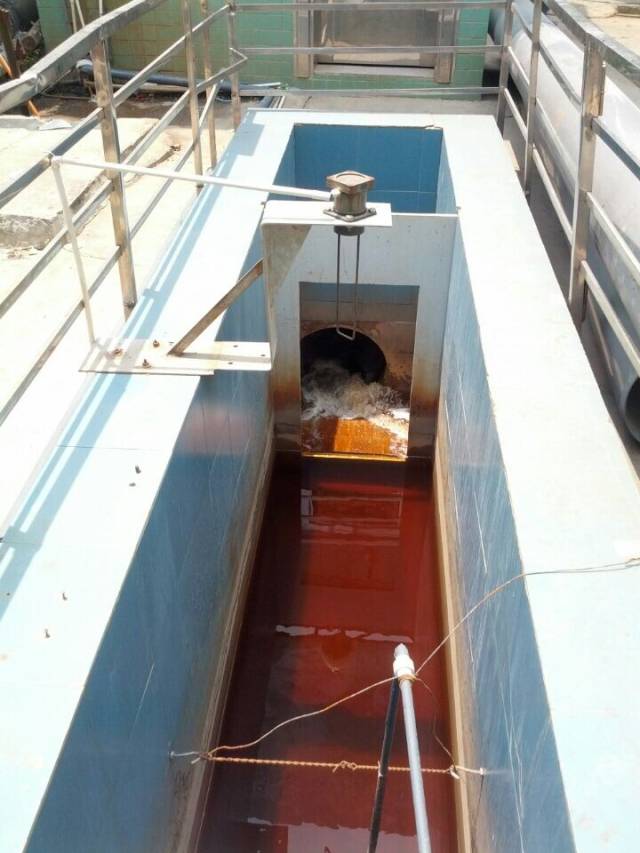 三角堰,矩形堰堰口尺寸要准确,朝向进水一侧表面要光滑;巴歇尔槽喉道