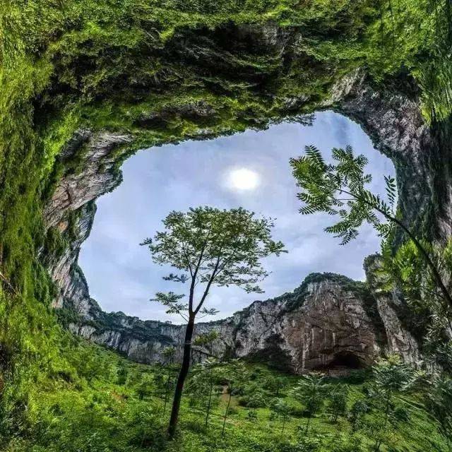 云南这个天坑里住着一个村,村里有的人一辈子都没出去过!