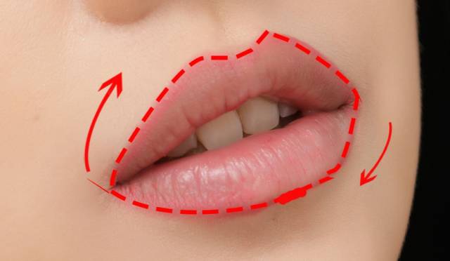 再在下唇找到与上唇厚度相同比例的位置,用唇线笔画出一个点定位
