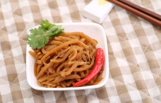 在云和,有一种农家腌菜,叫菜头咸.