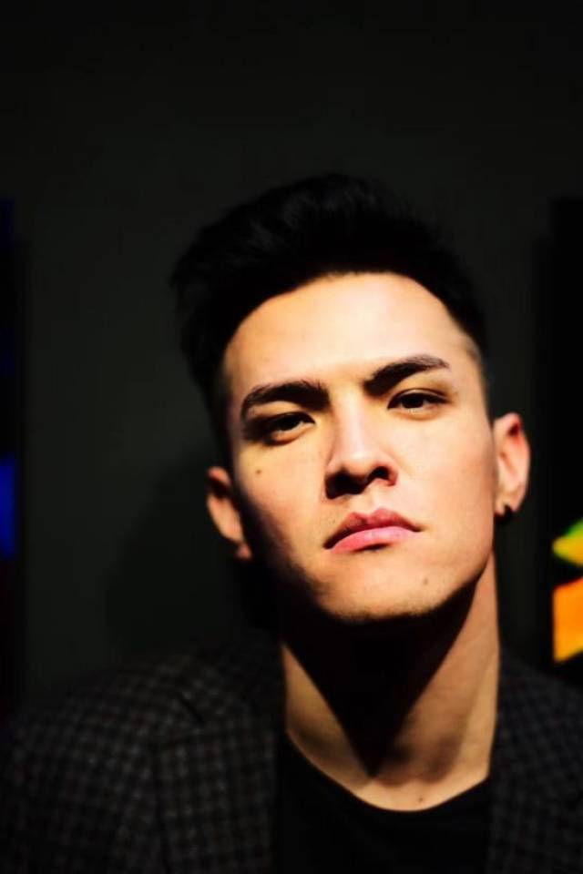 红·专访|专访阿肯:北漂哈萨克族小伙 合作何润东出演《彼岸花》