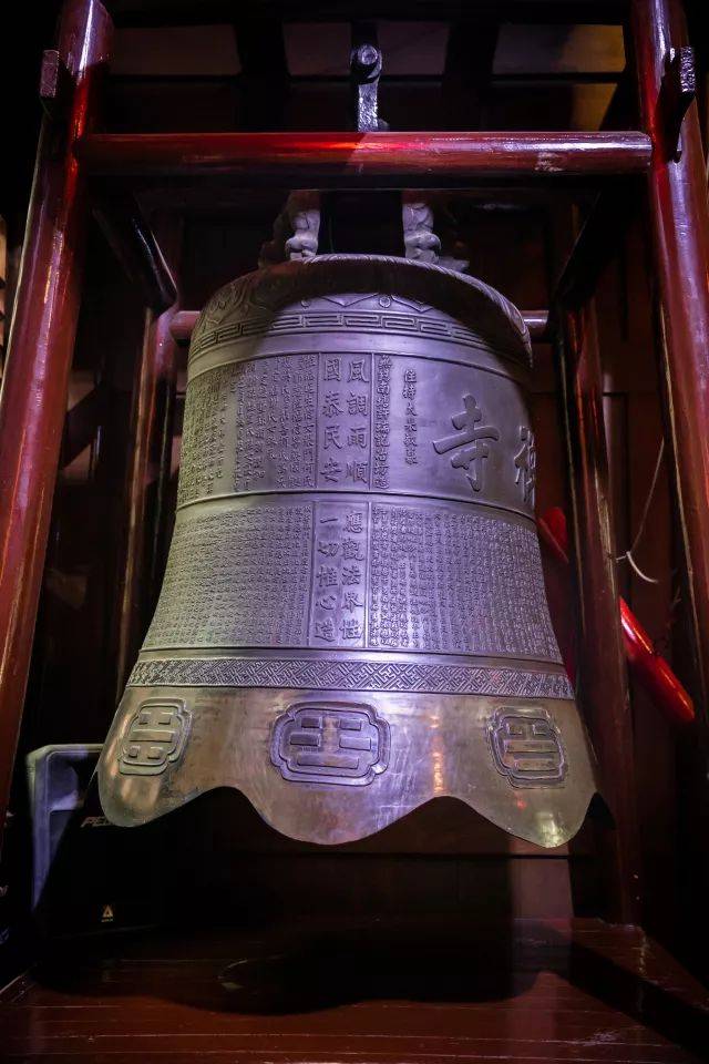 破除无始以来的贪瞋痴烦恼 玉佛禅寺大雄宝殿内所挂的梵钟 是1926年在