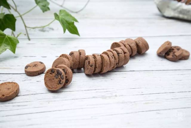 名创优品VS无印良品11款网红零食大测评!T