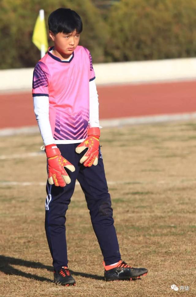 我们在比赛间隙,在周正妈妈的带领下,担任了此次足球赛fm105的小颊哌