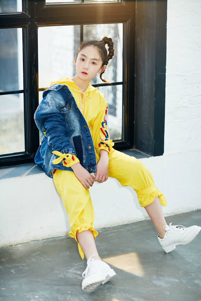 张格夏日酷感写真曝光 俏皮马尾辫少女力max