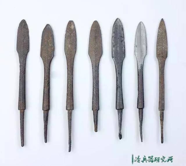 职官兵丁箭的箭镞长三寸,箭镞形制包括梅针箭和鈚箭两种,箭杆为桦木或