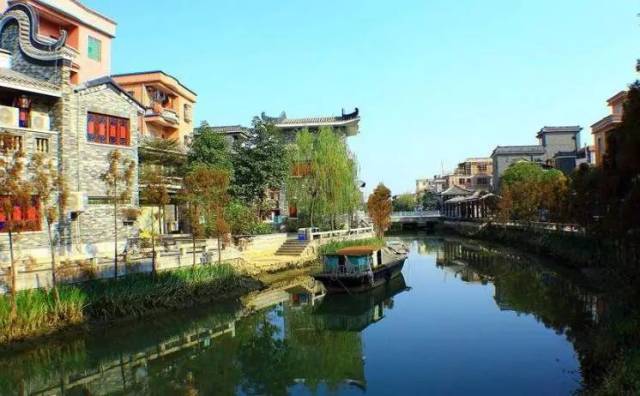 或在水乡一边泛舟一边听咸水歌 感受疍家情怀 你也可以 访炮楼 游走