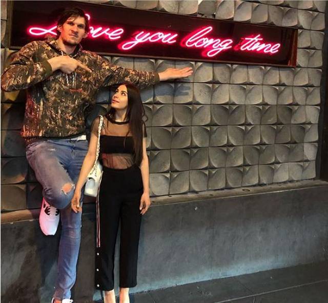 nba第一巨人和娇妻近照,身材不输卡戴珊,结婚多年很幸福