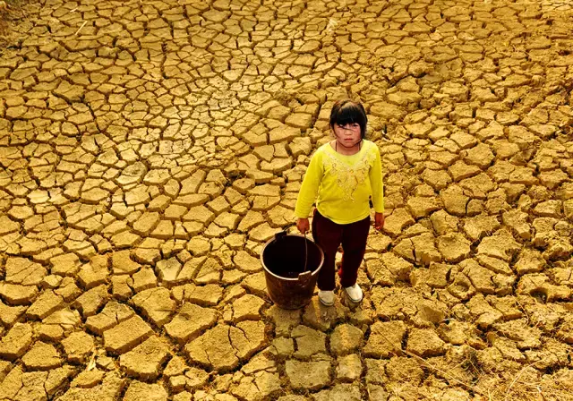 干旱地区儿童缺水图片