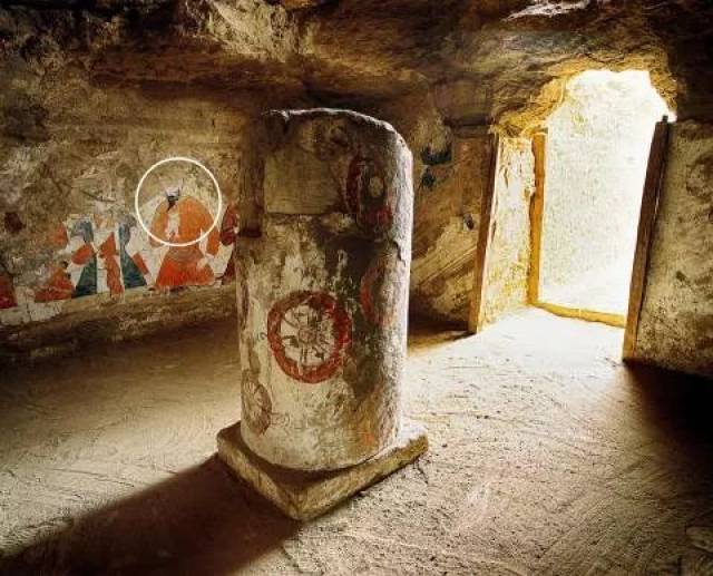 楼兰le古城附近壁画墓内的景象,壁画上的男子手持饮器,那姿态和器物形