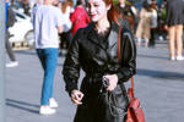 你和时髦美女的距离就差一件蕾丝透视连衣裙