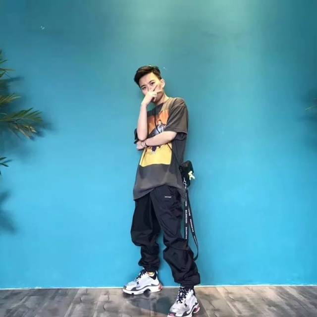 长这么帅,穿潮服应该很好看