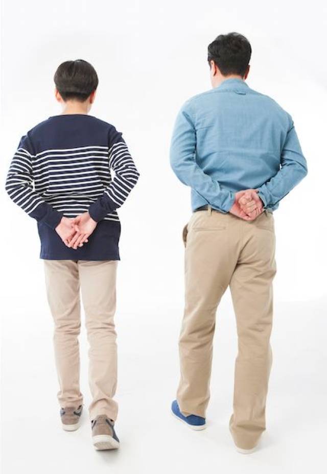 走路姿势"霸气"可能是病