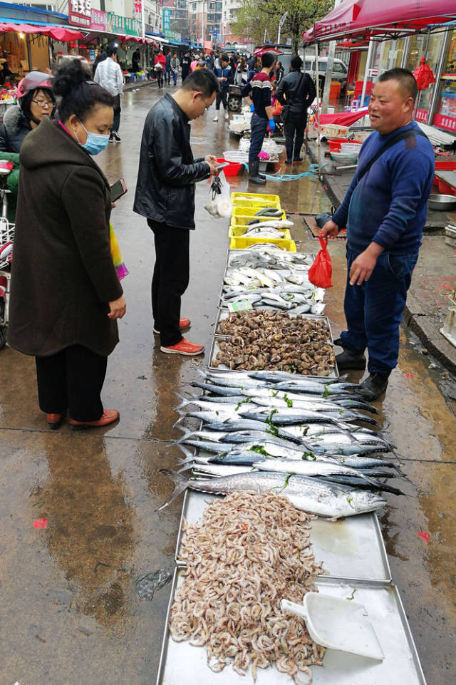 虽然天气不好 周末菜市场海鲜还是丰富多彩 市民扎堆购买鲜活海鲜