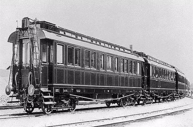 跟着奔跑吧走进茜茜公主和皇家列车的故事