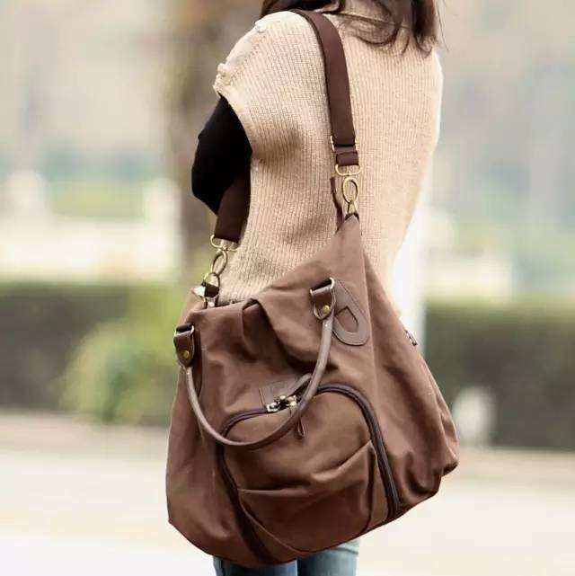 那说明是单在一个肩膀上的,斜在一个肩膀上的