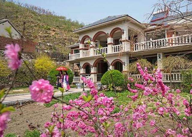 梨花带雨冰泉山庄处处景