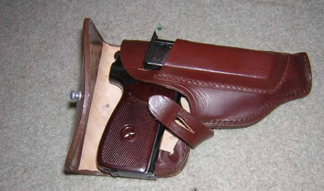 "马卡洛夫"手枪最明显的缺点是薄弱的杀伤力,以及小容量的弹匣.