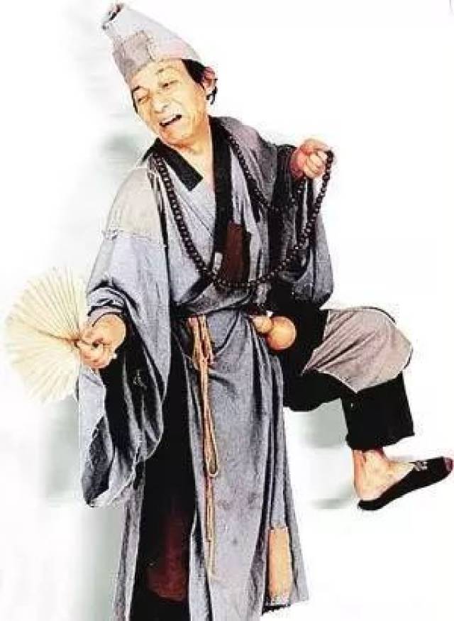 而且济公手中的那把具有 神奇力量的扇子