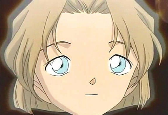 不过小时候的妃英理长得很一般,甚至不可爱,很小就戴了个大眼镜,感觉