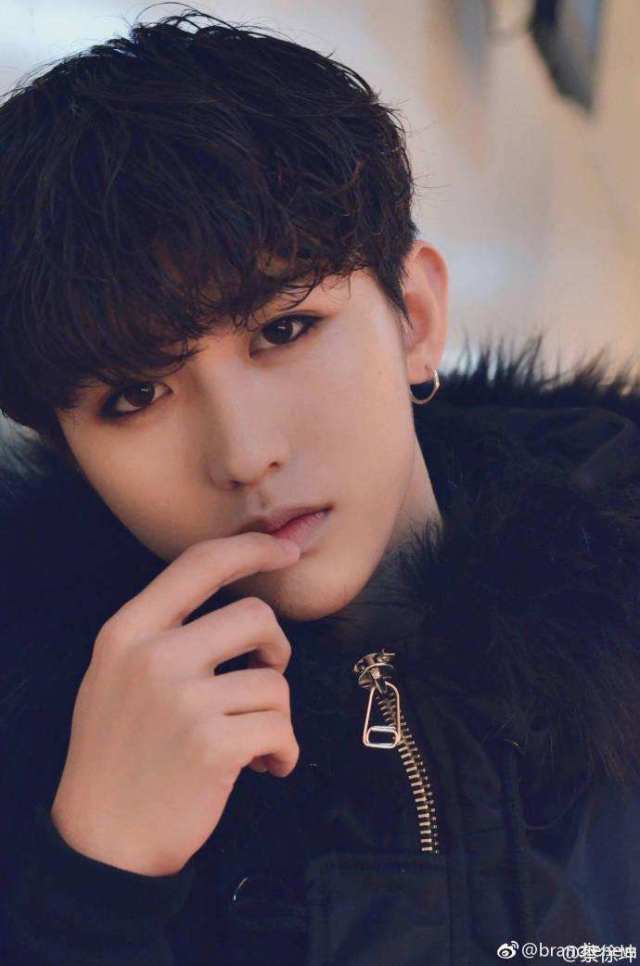 蔡徐坤染黑发当福利,黑发蔡徐坤提前了解一下,网友:就我感觉黑发显嫩