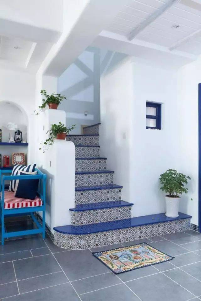 楼梯地面选择了大理石瓷砖 纯蓝色作面 碎花图案做装饰