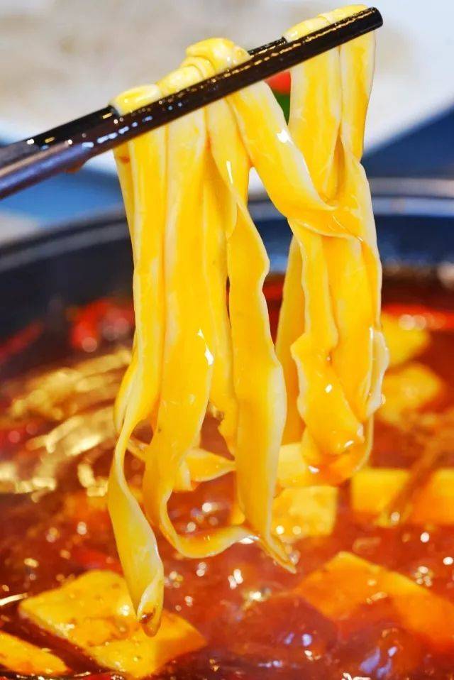 震惊!一家让人从中午坐到晚上的火锅店,究竟是靠颜值还是靠