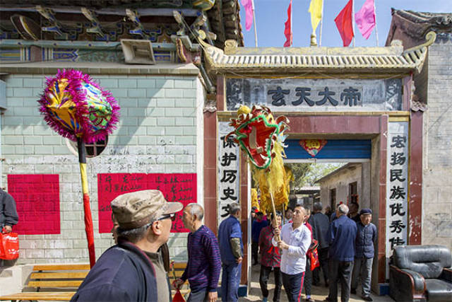 河南安阳三月三南顶老爷庆生日上千人庙内争抢大锅熬菜