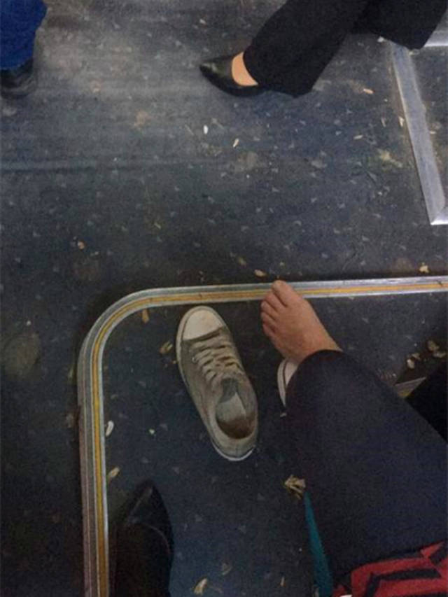 火车站脱鞋晒脚图片