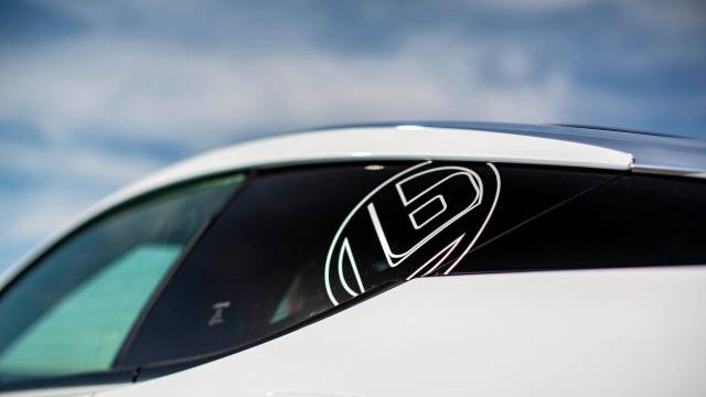 侧窗硕大的lb贴纸表明了这辆车的身份.