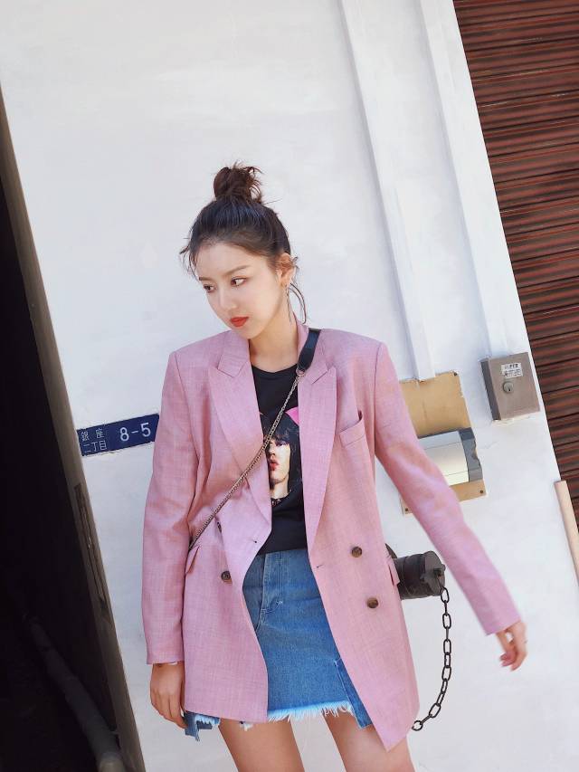 王思潺街头写真曝光 春日里的粉嫩帅气你穿对了吗?