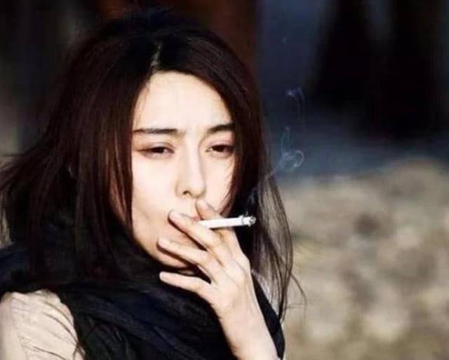女星抽烟,杨颖老烟枪,冰冰销魂,刘亦菲优雅,赵丽颖我笑出声