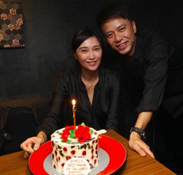 李克勤与卢淑仪手牵手浪漫出行两人结婚12年仍旧那么甜蜜恩爱
