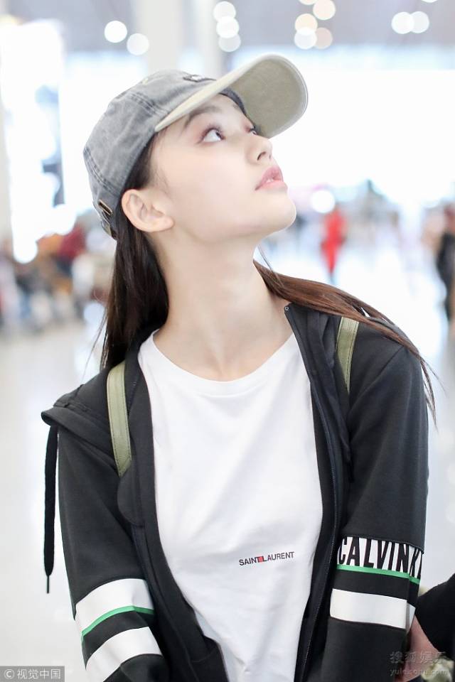 林允戴棒球帽机场现身 单手抓马尾青春活力爆棚