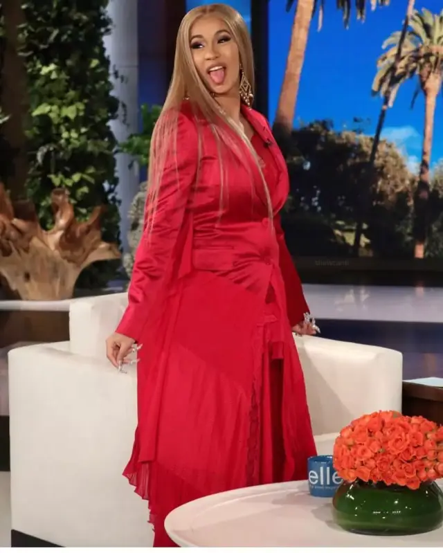 老娘靠脱衣舞20岁就变富婆!cardi b怀孕登上《艾伦秀》依然霸气十足