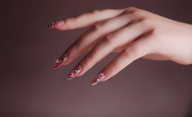 同样掌型也能预示一个人的命运如何,我们熟知的掌型有川字掌及断掌