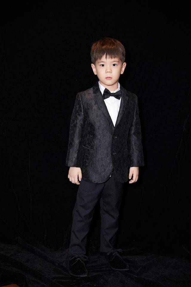 而有着"东北宋仲基"之称的安吉(沙俊伯),穿起纯黑款西装与印花款西装