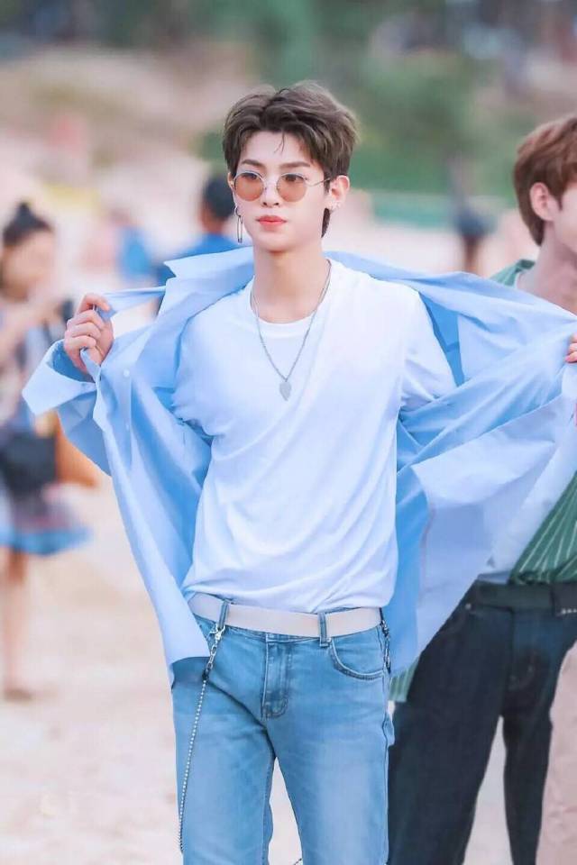 百分九成员Justin的最新机场穿搭,可萌可帅气的