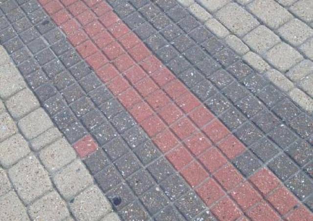 多希望这个井盖是奥利奥,可以扭一扭把它摆正!