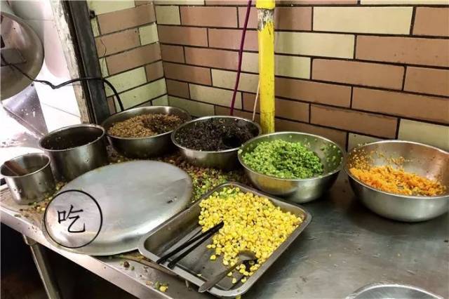 隐藏在南宁埌西菜市里的一家小卷筒粉店,客人经常要坐在楼梯下吃